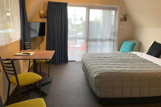 Bedsit Studio - queen-size bed