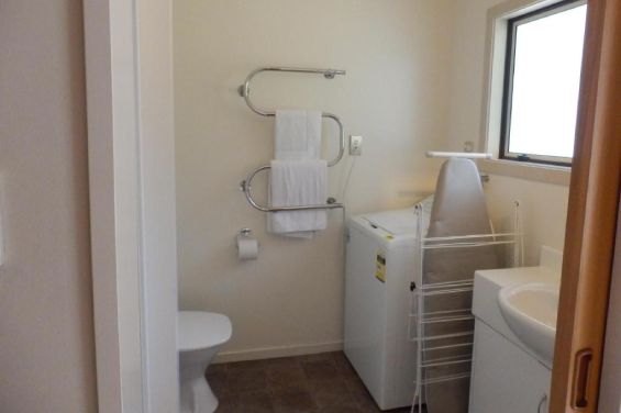 Ground Floor Studio - bathroom