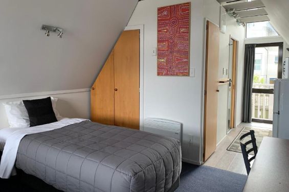 Studio with Mountain View - bed